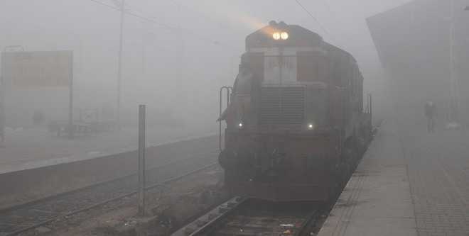 20 Trains Delayed Due to Cold Morning in Delhi, Temperature Drops to 5.3 Degrees