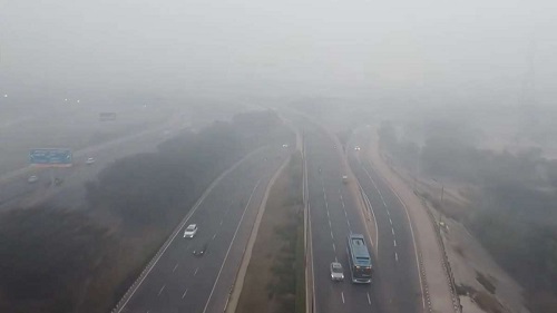 Heavy Fog Blankets Parts of Delhi, Temperature Drops to 9.4 degrees Celsius