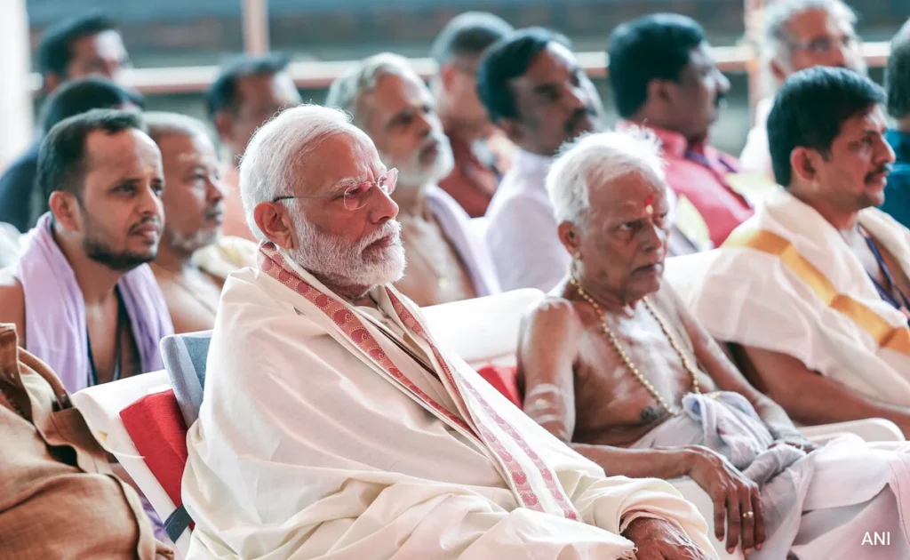 PM Modi Offers Prayers at Triprayar Sree Ramaswamy Temple in Kerala