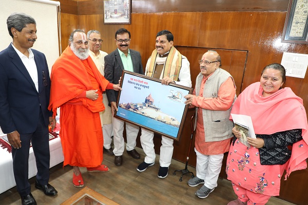 Swami Sukhanand Dwaracharya Meets Madhya Pradesh CM Mohan Yadav