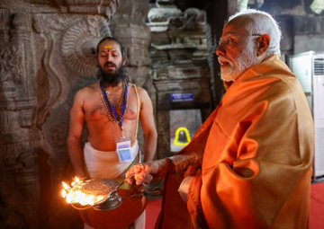 PM Modi Performs Darshan, Puja at Veerbhadra Temple in Lepakshi