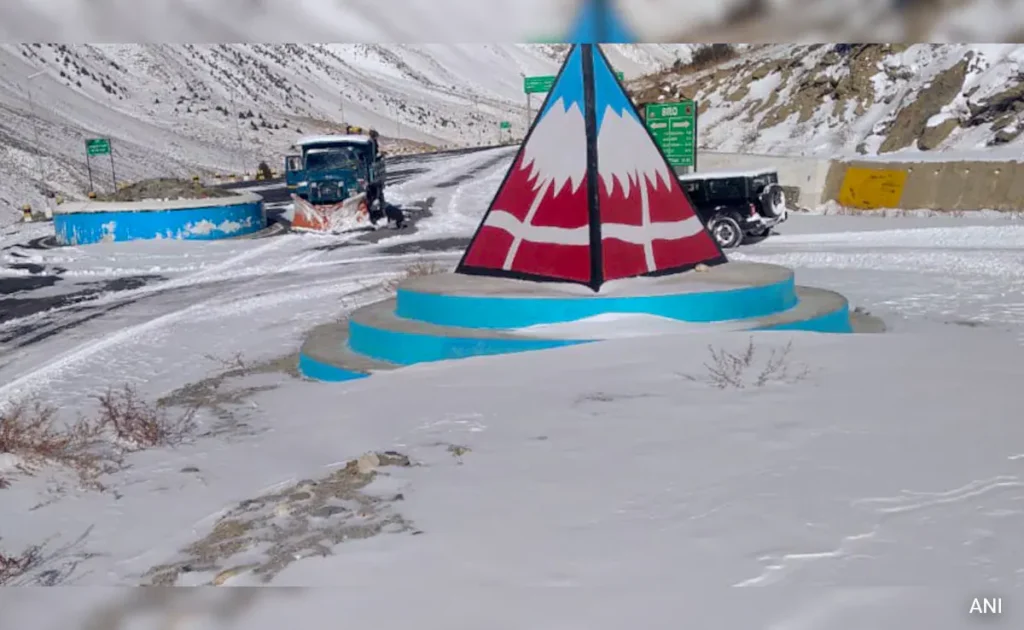 475 Roads Blocked in Himachal Pradesh Due to Snowfall