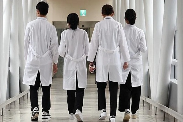 6,400 South Korean trainee doctors resigned