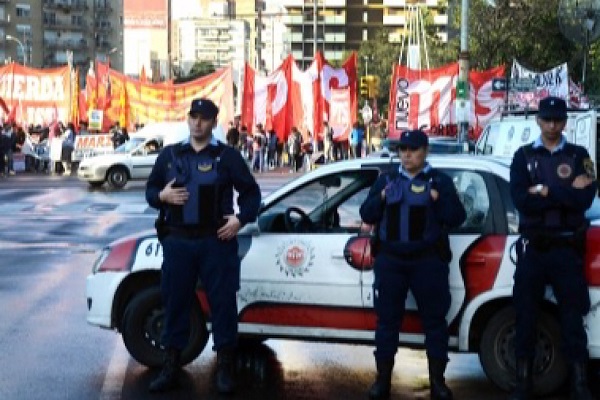 Argentine rail workers strike paralyses transit system