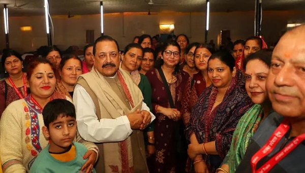 Dr. Jitendra Singh Personally Welcomes Devotees at Ayodhya Arriving by Special Katra-Vaishnodevi Train