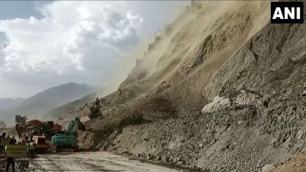 Fresh Landslide on Jammu-Srinagar National Highway Leaves Hundreds Stranded