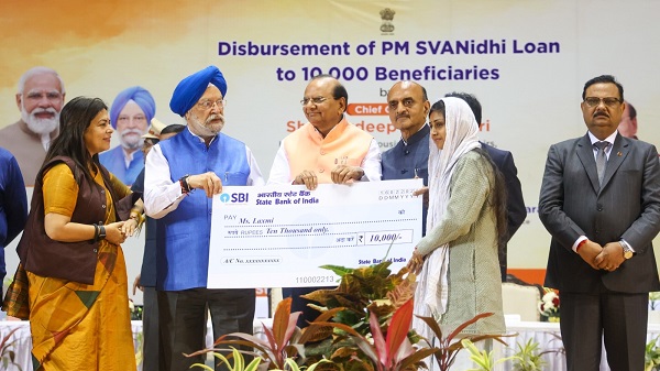 Minister Puri Commends PM SVANidhi Scheme Impact, 10,000 Street Vendors Get Loans
