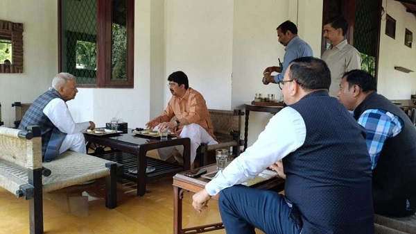 Naresh Uttam Visits Raja Bhaiya with Akhilesh Yadav’s Message, Seeks Support