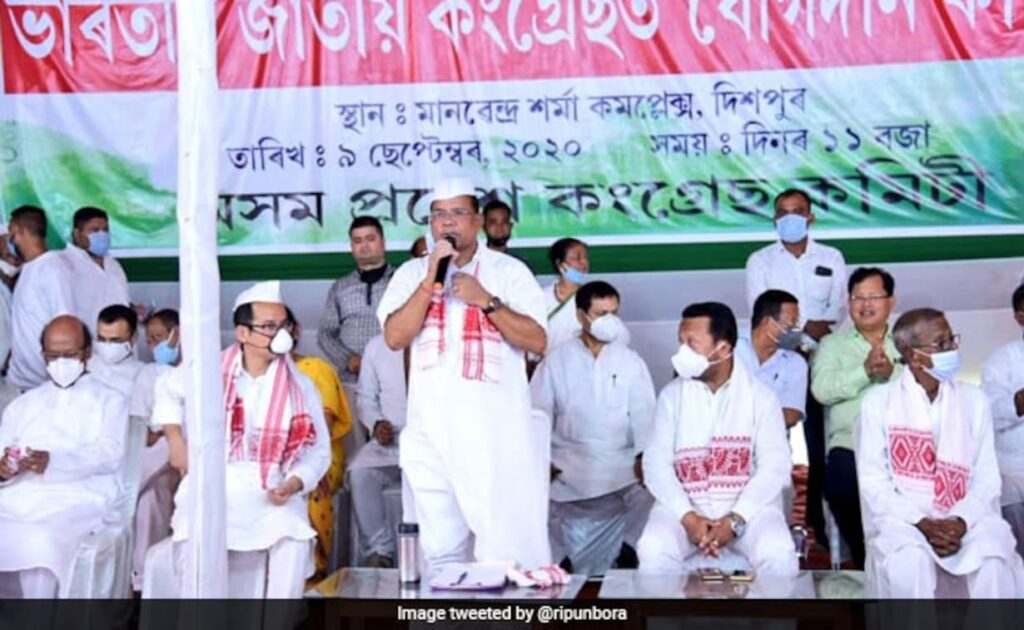 Opposition Party Officials in UP Switch Allegiance, Join BJP