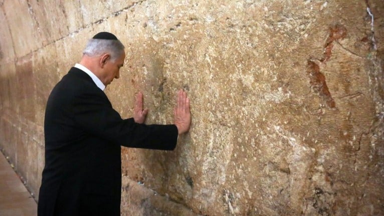 Netanyahu prays on Western Wall for wellbeing of Israeli soldiers
