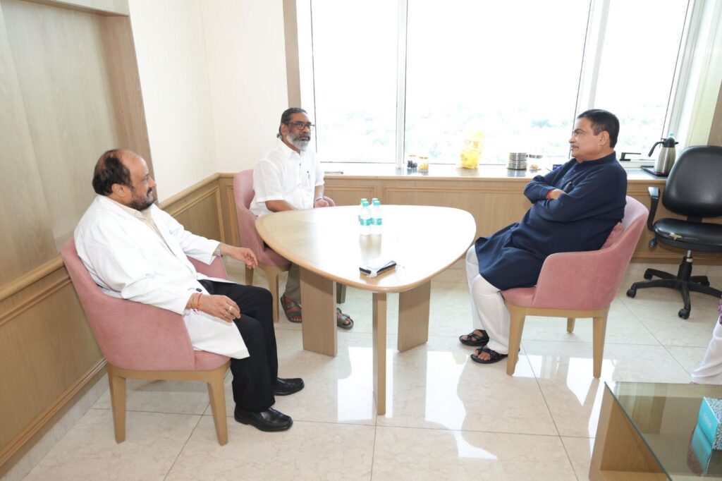 Nitin Gadkari Meets Shibu Soren, Wishes Speedy Recovery