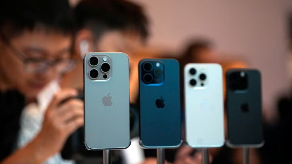 Apple to manufacture iPhones in India, hits high exports