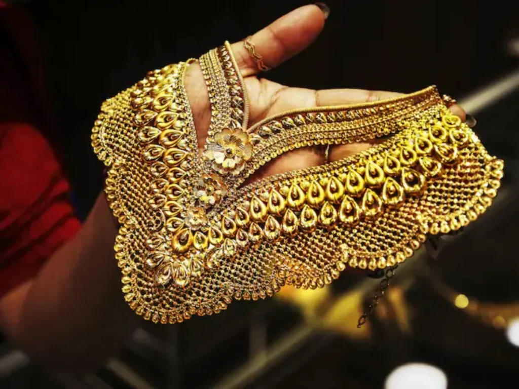 Dubai Gold Prices Dip; MCX and International Rates Also Slip