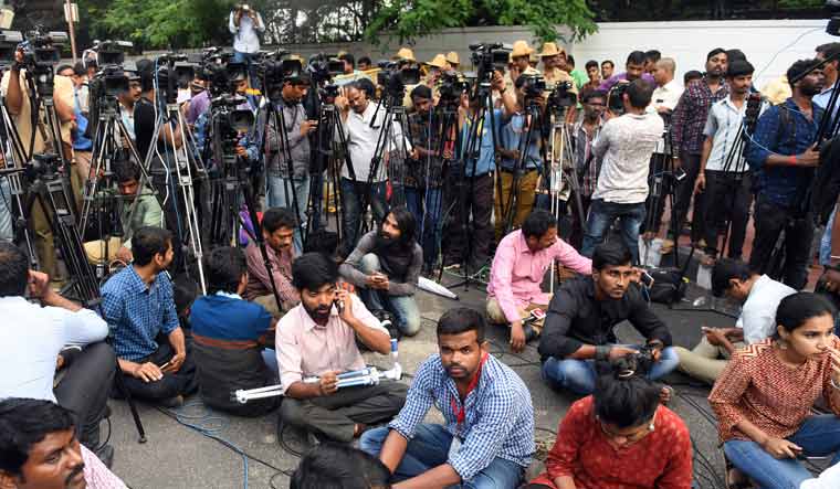 DM Noida Vows Prompt Resolution of Journalists’ Issues