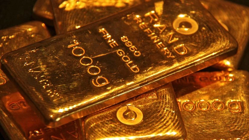 Gold Surges to Record $4,138 Amid Festive Demand
