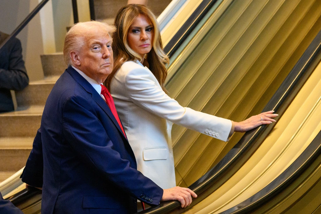 WH demands probe into malfunction UN escalator as Trump, Melania steps on