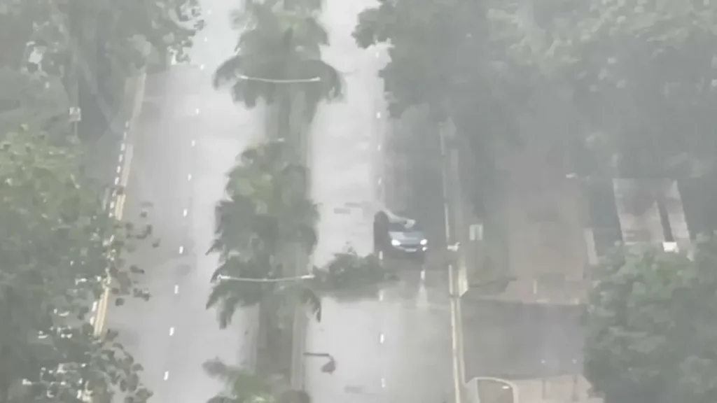 Tapah Storm Batters Hong Kong, 60,000 Evacuated in China