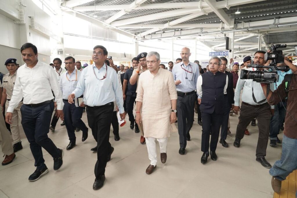 Ashwini Vaishnaw Reviews New Passenger Facility at New Delhi Station
