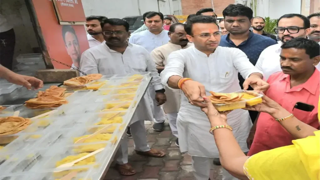 BJP’s Vishnu Mittal Serves Daily Meals Outside RML Hospital