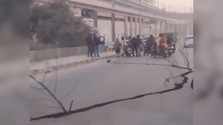Cracks on Delhi’s Outer Ring Road Snarl Traffic for Hours