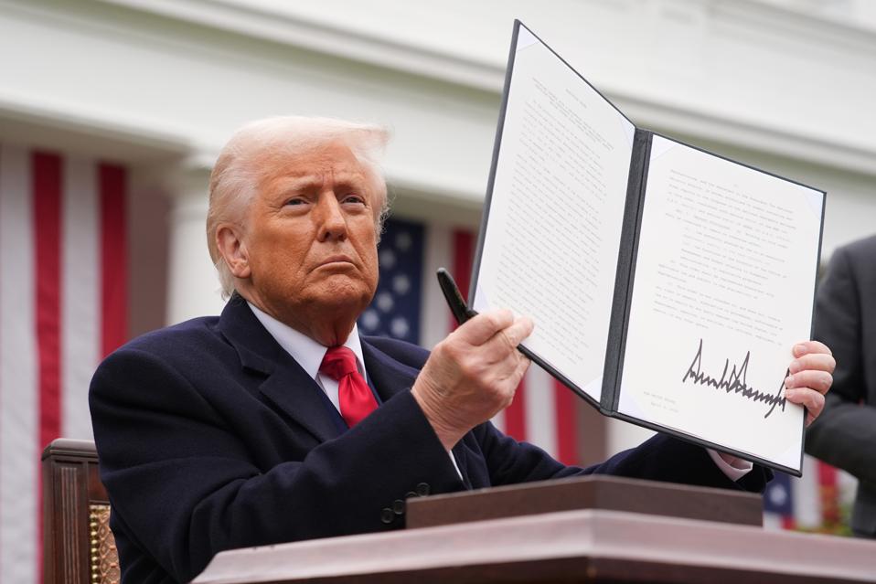 Trump tariff power faces Supreme Court test WH says ‘Always preparing for plan B’