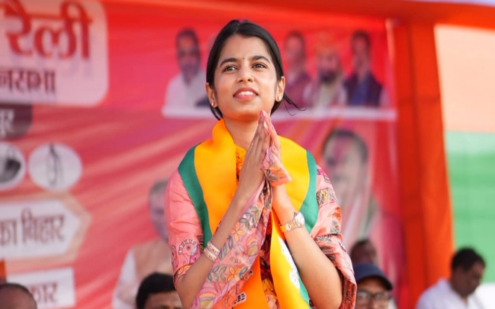 Bihar Election 2025: Folk Singer Maithili Thakur Makes High-Profile Political Debut as BJP Candidate from Alinagar