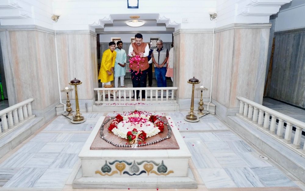 Fadnavis, Shinde Pay Tributes at Hedgewar Memorial