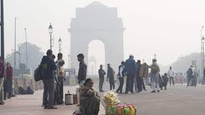 Delhi Chokes Under Toxic Smog as AQI Hits 323, Visibility Drops Across City