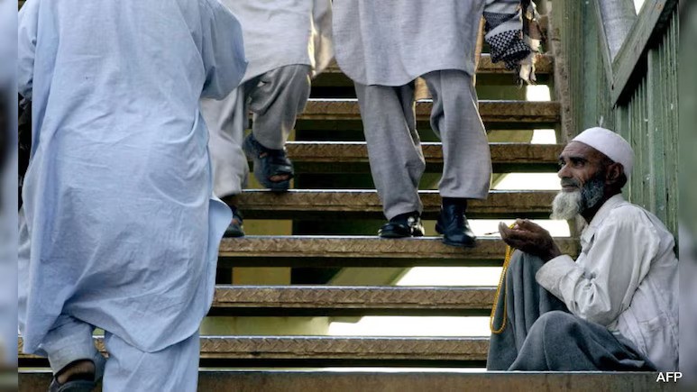 Saudi Arabia, UAE Deport Thousands of Pakistanis Over Begging Concerns