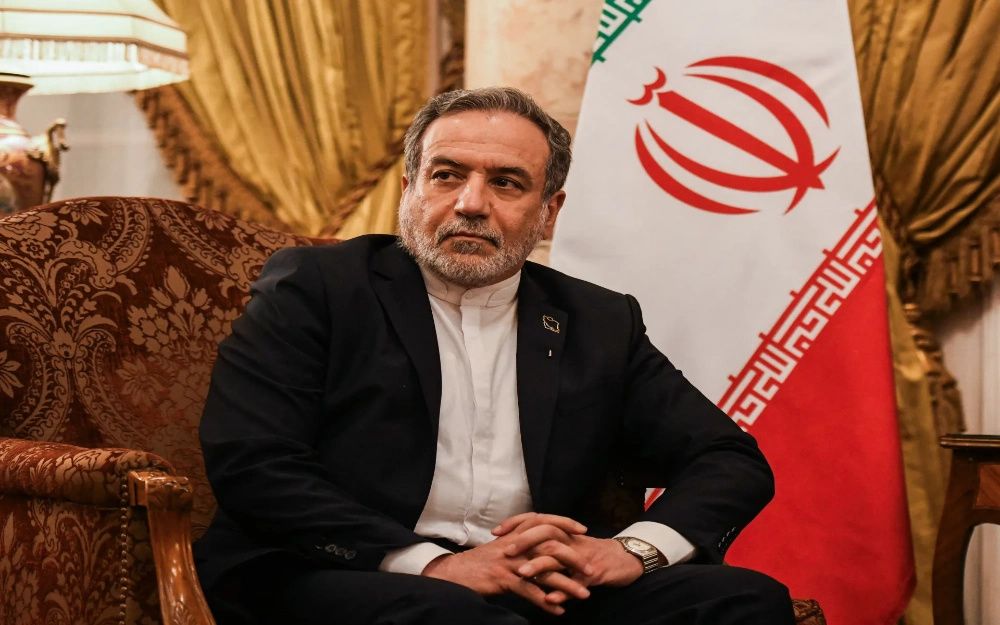 Iran FM says ‘ready for war and dialogue’ Trump ‘very strong options’ threat over protest killings