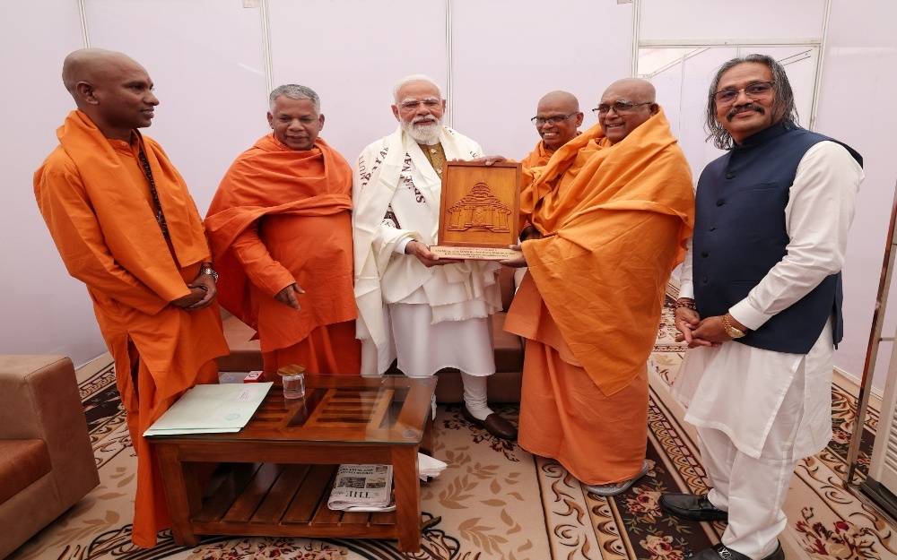 PM Modi Meets Swamis of Sree Narayana Dharma Sanghom Trust