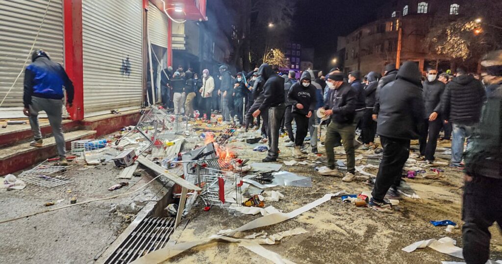 Iran anti-govt. protests goes on, internet blackout, ‘death penalty’ threats, US warns intervention