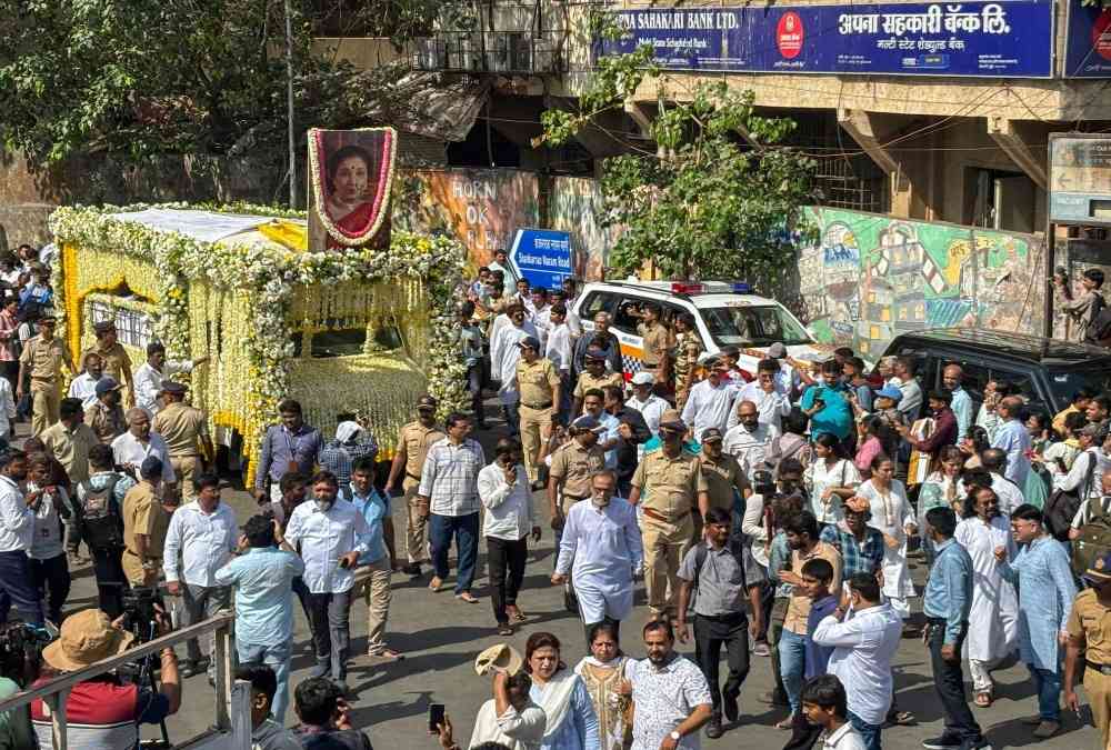 Legendary Singer Asha Bhosle Cremated with State Honours