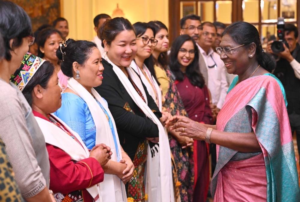 President Murmu Meets North East Artisans and Weavers