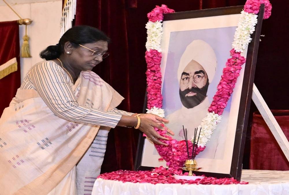 President Murmu Pays Tribute to Former President Giani Zail Singh