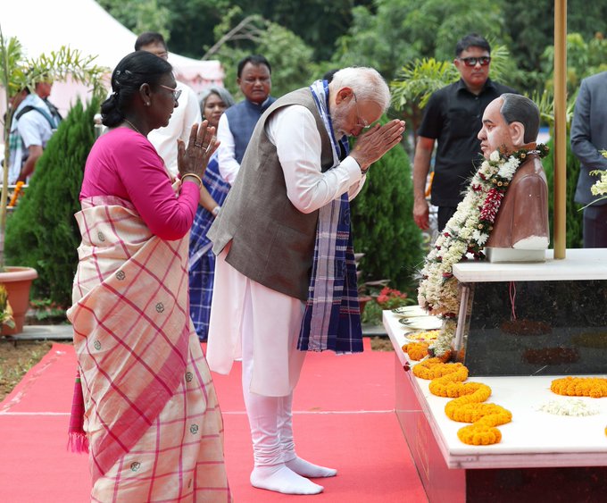 PM Modi Pays Tributes to President Murmu’s Family Members