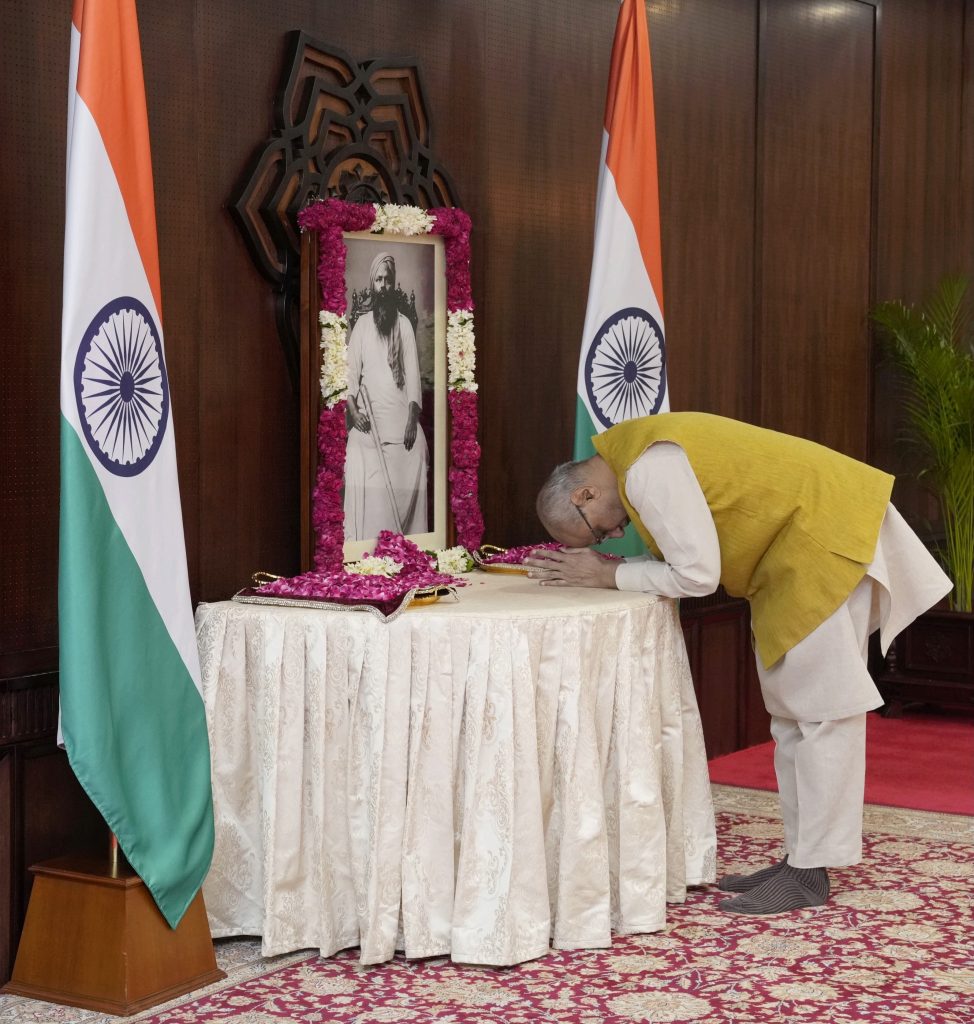 VP Pays Floral Tribute to Freedom Fighter Subramania Siva