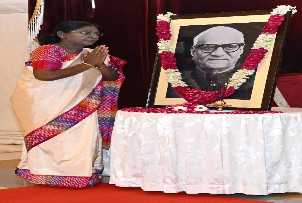 President Murmu Pays Tribute to V.V. Giri