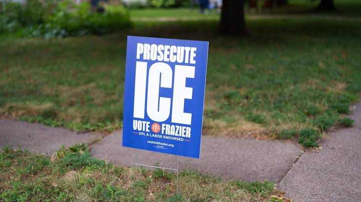 US Lawmakers Urge Trump to Halt ICE Electric Shock Glove Plan