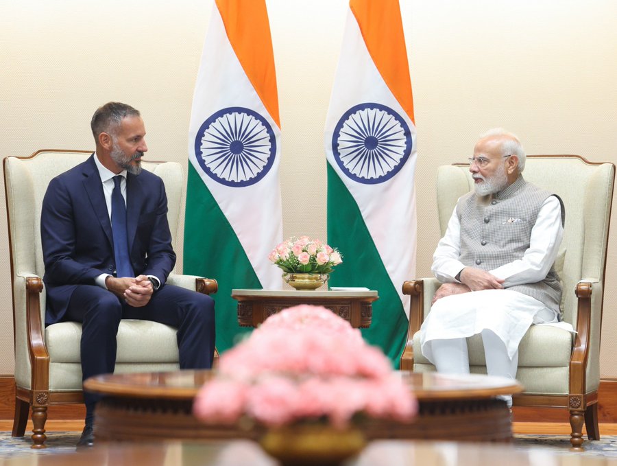 PM Modi Meets Prince Rahim Aga Khan V